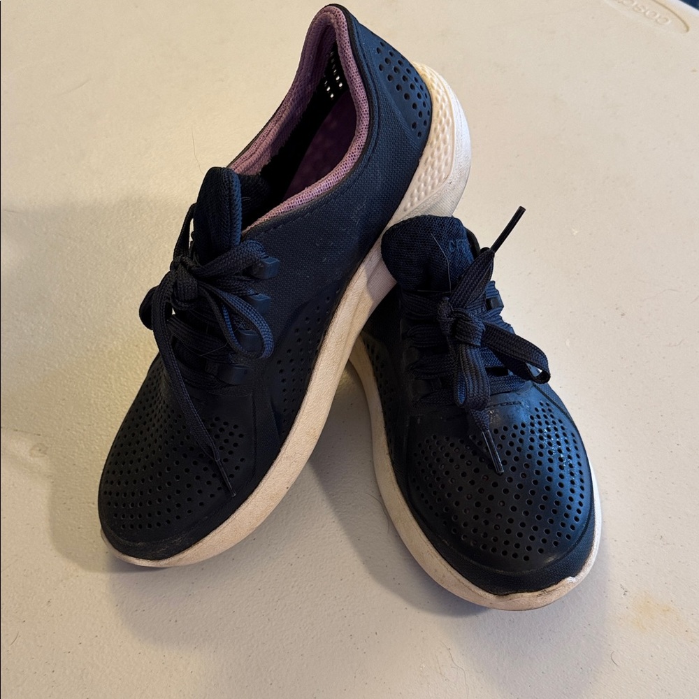 Women’s Size 7 Navy Blue Crocs – Model 205234 (Slightly Used)